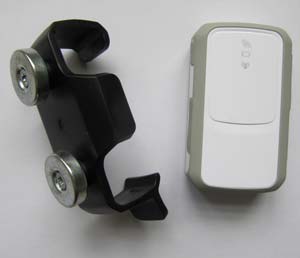 Зручна кліпса з сильними магнітами легко одягається на GPS трекер